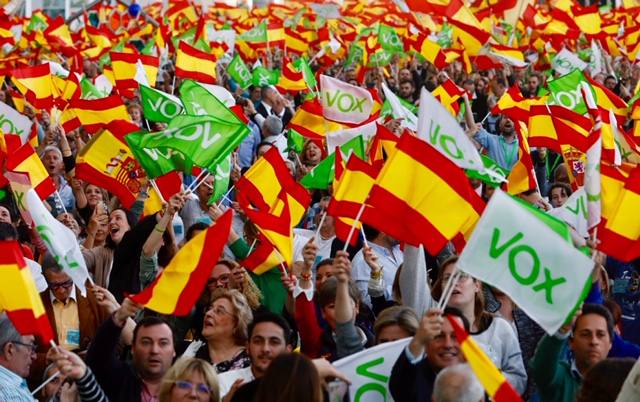 Miles de personas se dan cita en el Museo Príncipe Felipe para asistir al mitin de Vox con Santiago Abascal.