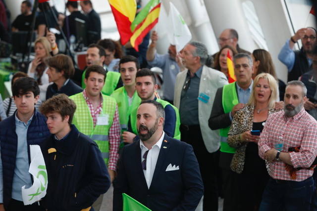 Miles de personas se dan cita en el Museo Príncipe Felipe para asistir al mitin de Vox con Santiago Abascal.