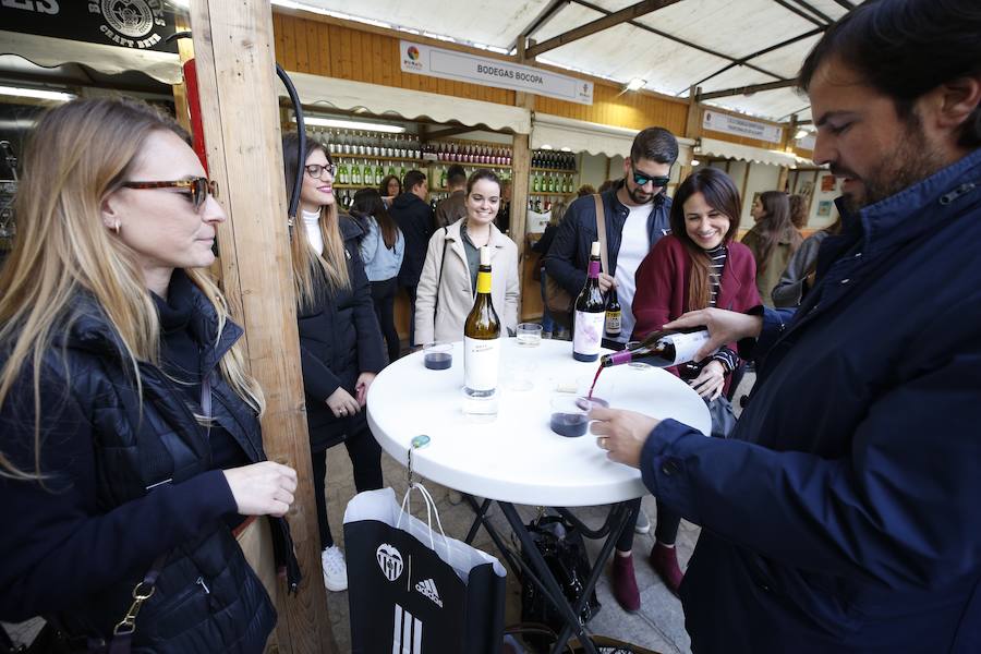 Vuelve la Mostra de Cavas y Vinos con su 31 edición, que estará disponible un año más en el Jardín del Turia hasta el próximo lunes 29 de abril, entre los puentes de Exposición y las Flores. La muestra premiará los mejores vinos y aceites de la Comunitat y ambientará la ciudad ofreciendo a los asistentes vinos, cavas, licores y otros productos gastronómicos como embutidos, aceites, quesos, dulces o alimentos de panadería. Además, también se podrán degustar arroces y disfrutar de un animado entorno con actuaciones musicales mientras saboreas las mejores copas. 