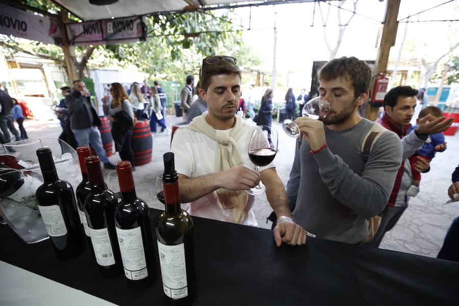 Vuelve la Mostra de Cavas y Vinos con su 31 edición, que estará disponible un año más en el Jardín del Turia hasta el próximo lunes 29 de abril, entre los puentes de Exposición y las Flores. La muestra premiará los mejores vinos y aceites de la Comunitat y ambientará la ciudad ofreciendo a los asistentes vinos, cavas, licores y otros productos gastronómicos como embutidos, aceites, quesos, dulces o alimentos de panadería. Además, también se podrán degustar arroces y disfrutar de un animado entorno con actuaciones musicales mientras saboreas las mejores copas. 