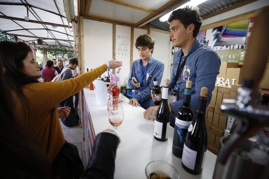 Vuelve la Mostra de Cavas y Vinos con su 31 edición, que estará disponible un año más en el Jardín del Turia hasta el próximo lunes 29 de abril, entre los puentes de Exposición y las Flores. La muestra premiará los mejores vinos y aceites de la Comunitat y ambientará la ciudad ofreciendo a los asistentes vinos, cavas, licores y otros productos gastronómicos como embutidos, aceites, quesos, dulces o alimentos de panadería. Además, también se podrán degustar arroces y disfrutar de un animado entorno con actuaciones musicales mientras saboreas las mejores copas. 