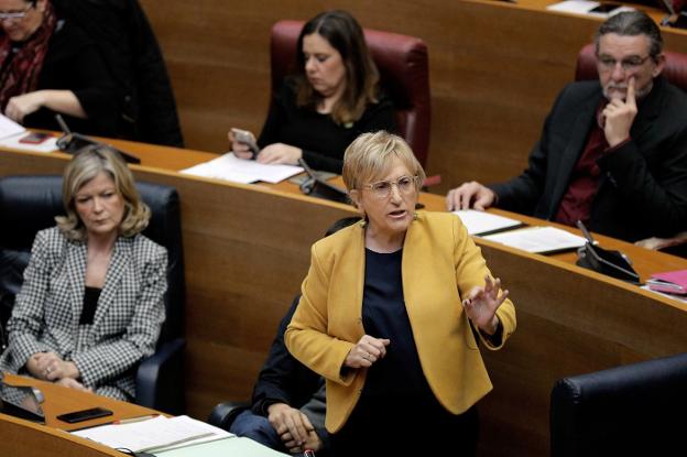 La consellera de Sanidad, Ana Barceló, en un pleno de Les Corts. 