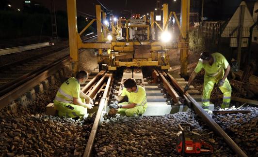 Operarios en trabajos del tercer carril. 