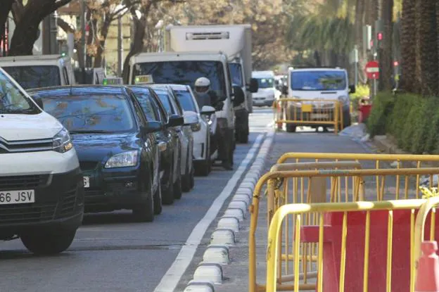 Retención en Reino de Valencia, con el carril ciclista a la derecha aún en obras. 
