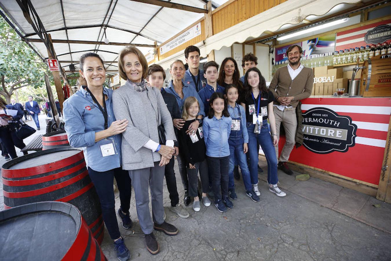 Vuelve la Mostra de Cavas y Vinos con su 31 edición, que estará disponible un año más en el Jardín del Turia hasta el próximo lunes 29 de abril, entre los puentes de Exposición y las Flores. La muestra premiará los mejores vinos y aceites de la Comunitat y ambientará la ciudad ofreciendo a los asistentes vinos, cavas, licores y otros productos gastronómicos como embutidos, aceites, quesos, dulces o alimentos de panadería. Además, también se podrán degustar arroces y disfrutar de un animado entorno con actuaciones musicales mientras saboreas las mejores copas. 