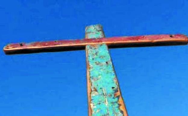 La Cruz de Lampedusa, hecha con madera de pateras y bendecida por el papa Francisco, llega a Valencia el próximo martes