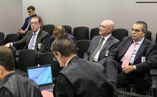 Domingo Parra, junto al resto de acusados en una sesión del juicio, Alfonso Monferrer, Salvador Vila y Juan Soler. 