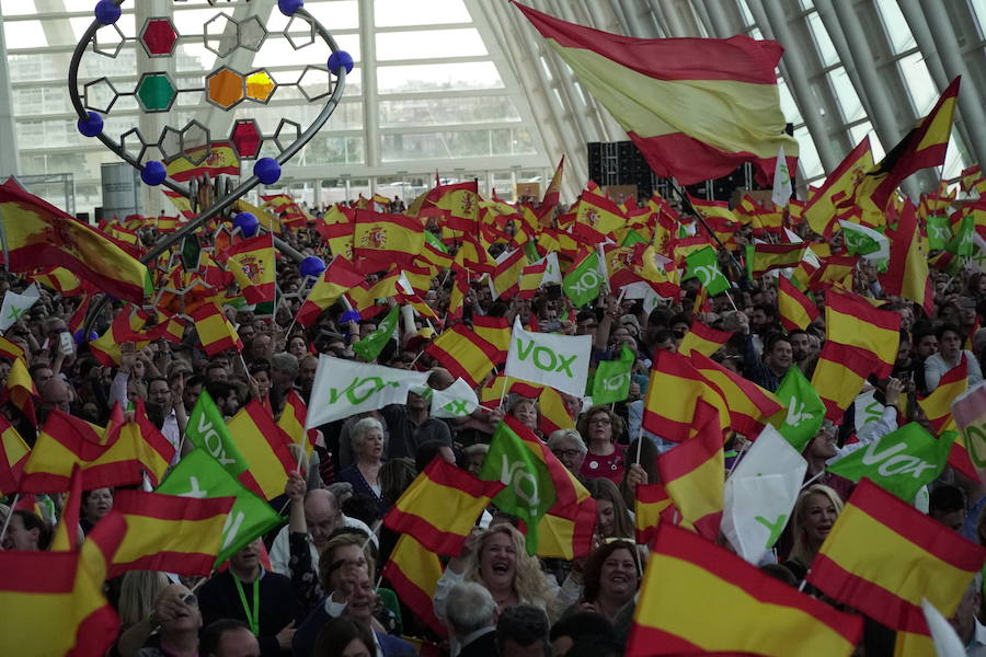 Miles de personas se dan cita en el Museo Príncipe Felipe para asistir al mitin de Vox con Santiago Abascal.