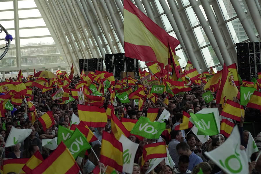 Miles de personas se dan cita en el Museo Príncipe Felipe para asistir al mitin de Vox con Santiago Abascal.