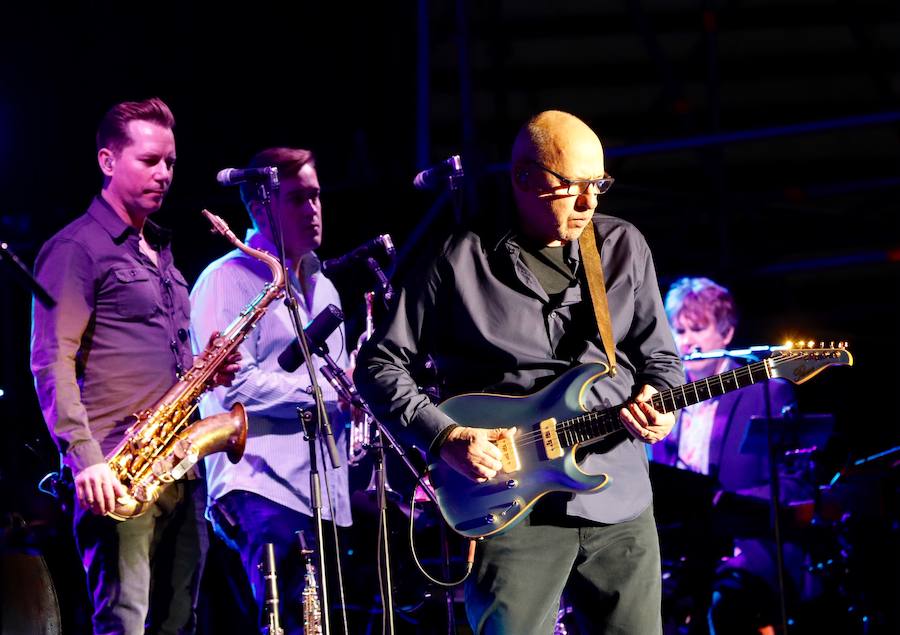 Fotos: Mark Knopfler suena en la plaza de toros Valencia