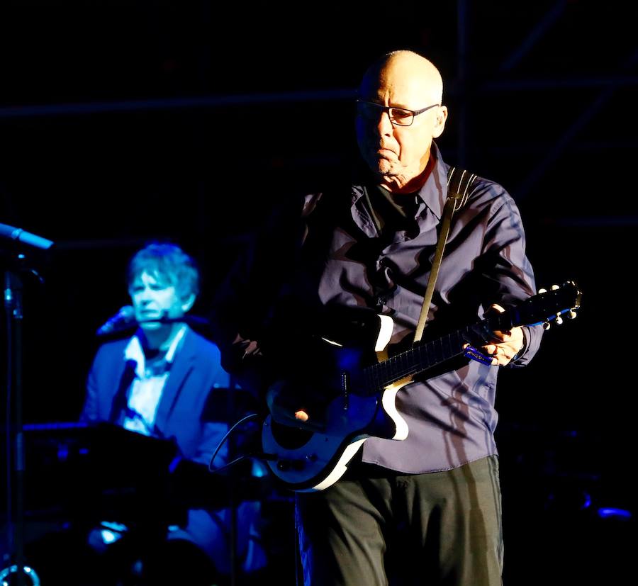 Fotos: Mark Knopfler suena en la plaza de toros Valencia