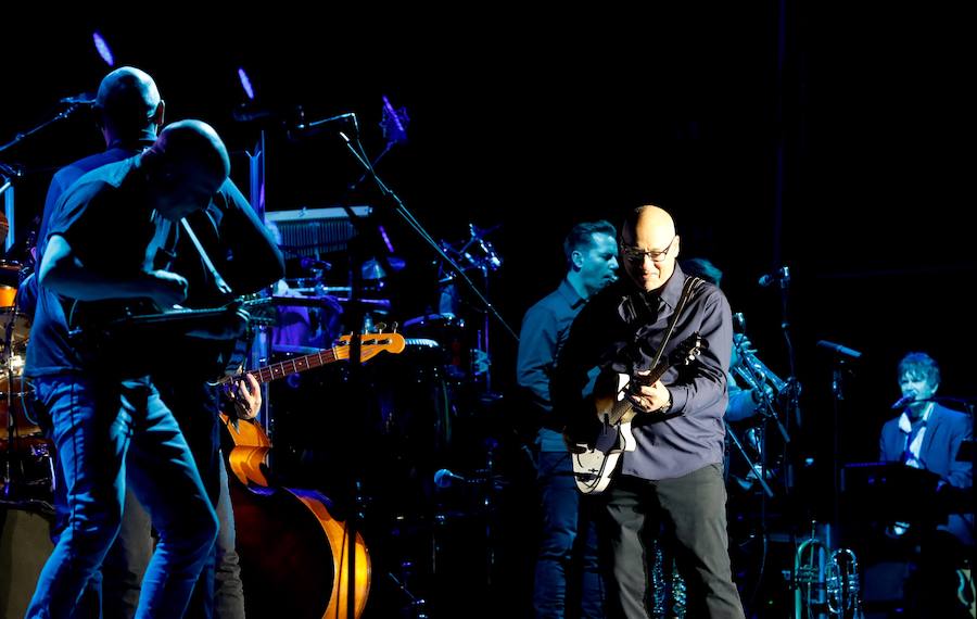 Fotos: Mark Knopfler suena en la plaza de toros Valencia