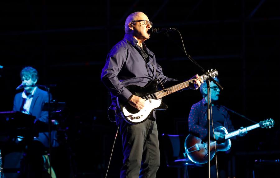 Fotos: Mark Knopfler suena en la plaza de toros Valencia