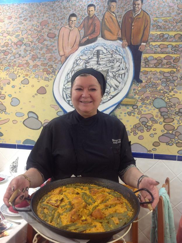 Isabel Ribelles, cocinera del Nazaret, con su paella. 