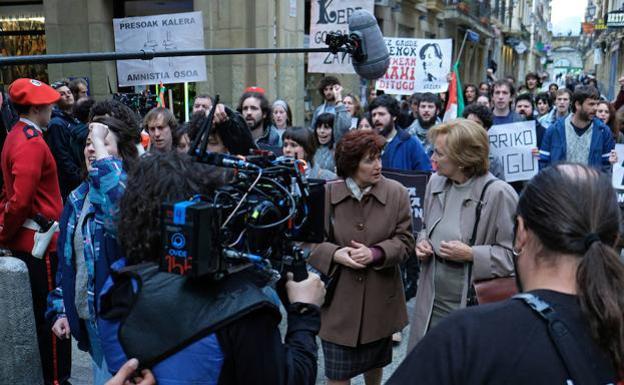 Miren (Ana Gabarain) y Bittori (Elena Irureta) se cruzan con una manifestación en la Parte Vieja donostiarra. / 