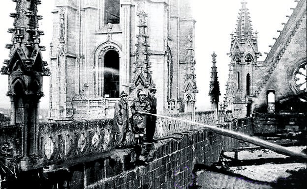 Un rayo. La cubierta de la catedral de León ardió en 1966 debido a la caída de un rayo. El edificio no tenía seguro.