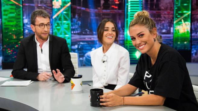 Motos y sus dos invitadas, Macarena García y Blanca Suárez, durante el programa.