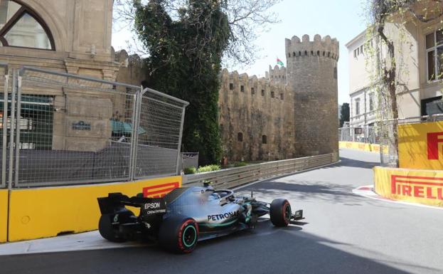 Bottas logra la 'pole' en Bakú