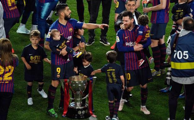 Luis Suárez y Leo Messi, junto al trofeo de campeón de Liga.