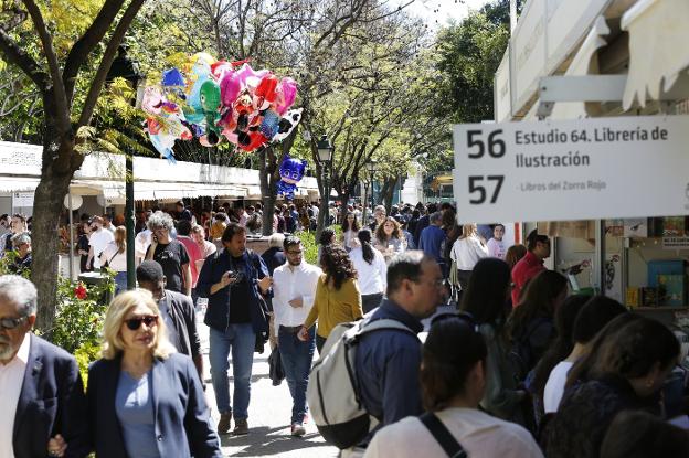 Numerosas personas se acercaron ayer a la Fira del Llibre en su primer fin de semana en Viveros. 