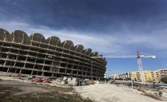 Las obras del estadio de Cortes Valencianas llevan paradas desde 2009. 