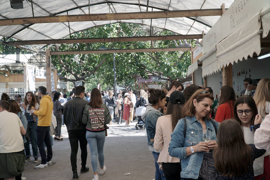 Los valencianos siguen disfrutando de los mejores vinos y productos gastronómicos en el Jardín del Turia, con la Mostra de Proava, que estará disponible hasta hasta el próximo lunes 29 de abril, entre los puentes de Exposición y las Flores.