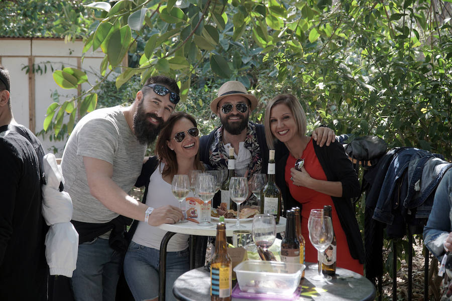 Los valencianos siguen disfrutando de los mejores vinos y productos gastronómicos en el Jardín del Turia, con la Mostra de Proava, que estará disponible hasta hasta el próximo lunes 29 de abril, entre los puentes de Exposición y las Flores.