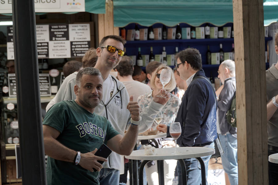 Los valencianos siguen disfrutando de los mejores vinos y productos gastronómicos en el Jardín del Turia, con la Mostra de Proava, que estará disponible hasta hasta el próximo lunes 29 de abril, entre los puentes de Exposición y las Flores.