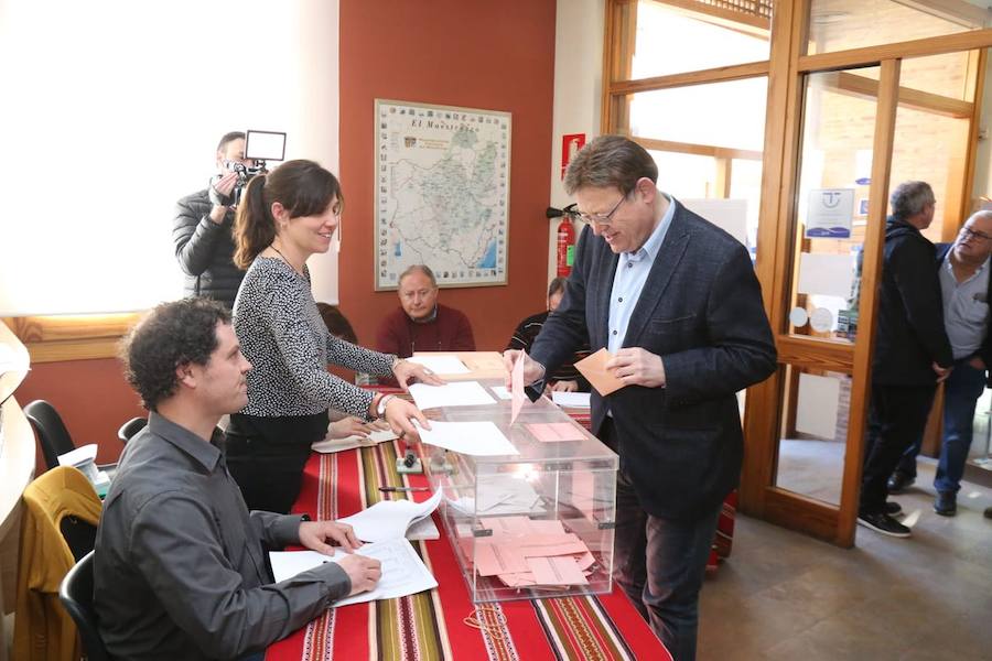 Ximo Puig, candidato a la Generalitat del PSPV, votando esta mañana. 