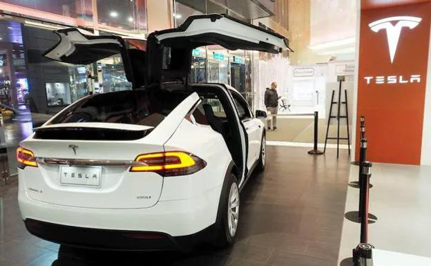 Un vehículo Tesla eléctrico.