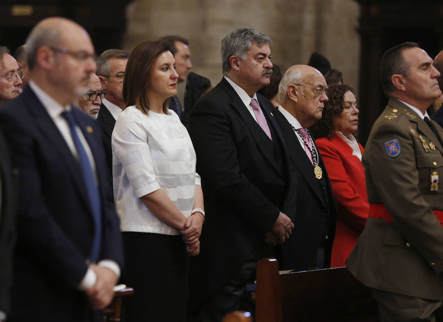 Valencia vive hoy el día grande en homenaje a su patrón, San Vicente Ferrer, de quien este año se cumplen 600 de su muerte en Vannes en 1419. Los actos han comenzado a primera hora de la mañana con una misa en la catedral mientras que a las 12 horas se ha celebrado una procesión por el centro de la ciudad en la que han participado los miembros de los altares que participan en el concurso de milacres de Lo Rat Penat. A las 19 horas hay programada la solemne procesión, que sacará a la imagen del santo por Ciutat Vella desde la catedral. 