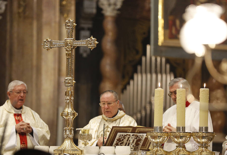 Valencia vive hoy el día grande en homenaje a su patrón, San Vicente Ferrer, de quien este año se cumplen 600 de su muerte en Vannes en 1419. Los actos han comenzado a primera hora de la mañana con una misa en la catedral mientras que a las 12 horas se ha celebrado una procesión por el centro de la ciudad en la que han participado los miembros de los altares que participan en el concurso de milacres de Lo Rat Penat. A las 19 horas hay programada la solemne procesión, que sacará a la imagen del santo por Ciutat Vella desde la catedral. 