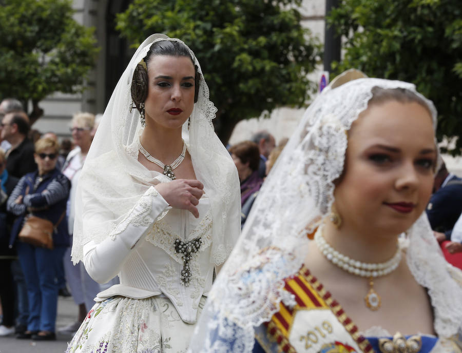 Valencia vive hoy el día grande en homenaje a su patrón, San Vicente Ferrer, de quien este año se cumplen 600 de su muerte en Vannes en 1419. Los actos han comenzado a primera hora de la mañana con una misa en la catedral mientras que a las 12 horas se ha celebrado una procesión por el centro de la ciudad en la que han participado los miembros de los altares que participan en el concurso de milacres de Lo Rat Penat. A las 19 horas hay programada la solemne procesión, que sacará a la imagen del santo por Ciutat Vella desde la catedral. 