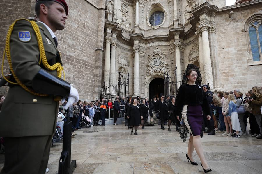 Valencia vive hoy el día grande en homenaje a su patrón, San Vicente Ferrer, de quien este año se cumplen 600 de su muerte en Vannes en 1419. Los actos han comenzado a primera hora de la mañana con una misa en la catedral mientras que a las 12 horas se ha celebrado una procesión por el centro de la ciudad en la que han participado los miembros de los altares que participan en el concurso de milacres de Lo Rat Penat. A las 19 horas hay programada la solemne procesión, que sacará a la imagen del santo por Ciutat Vella desde la catedral. 