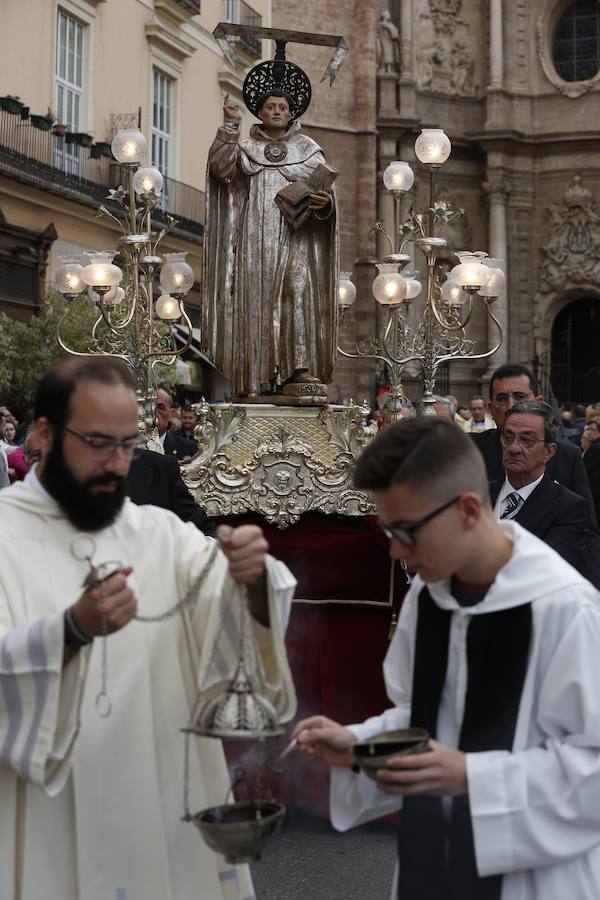 Valencia vive hoy el día grande en homenaje a su patrón, San Vicente Ferrer, de quien este año se cumplen 600 de su muerte en Vannes en 1419. Los actos han comenzado a primera hora de la mañana con una misa en la catedral mientras que a las 12 horas se ha celebrado una procesión por el centro de la ciudad en la que han participado los miembros de los altares que participan en el concurso de milacres de Lo Rat Penat. A las 19 horas hay programada la solemne procesión, que sacará a la imagen del santo por Ciutat Vella desde la catedral. 