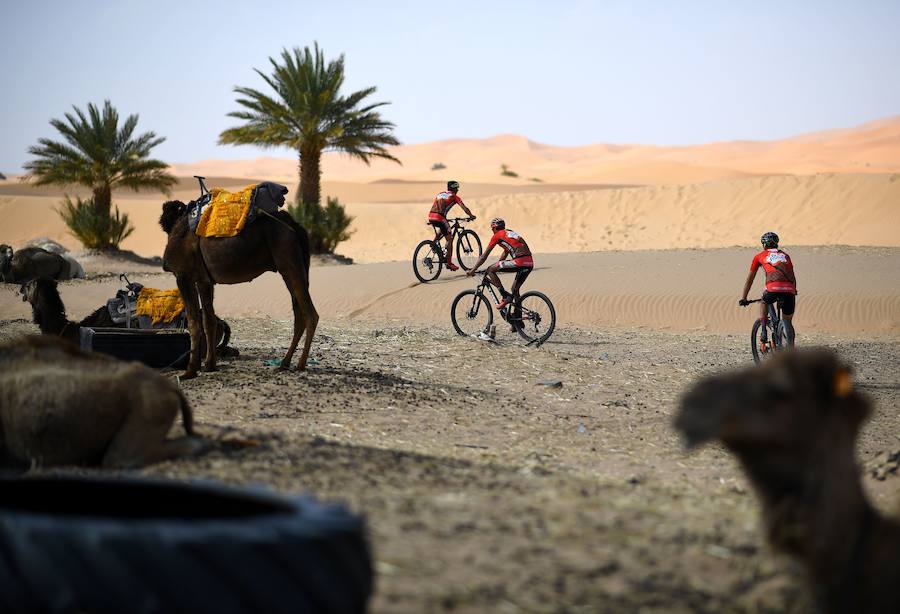 La carrera Garmin Titan Desert desembarca en Errachidia (Marruecos) con récord de 675 participantes que retarán los rigores del desierto en la prueba más prestigiosa del mundo de bicicleta de montaña por etapas del 28 de abril al 3 de mayo.