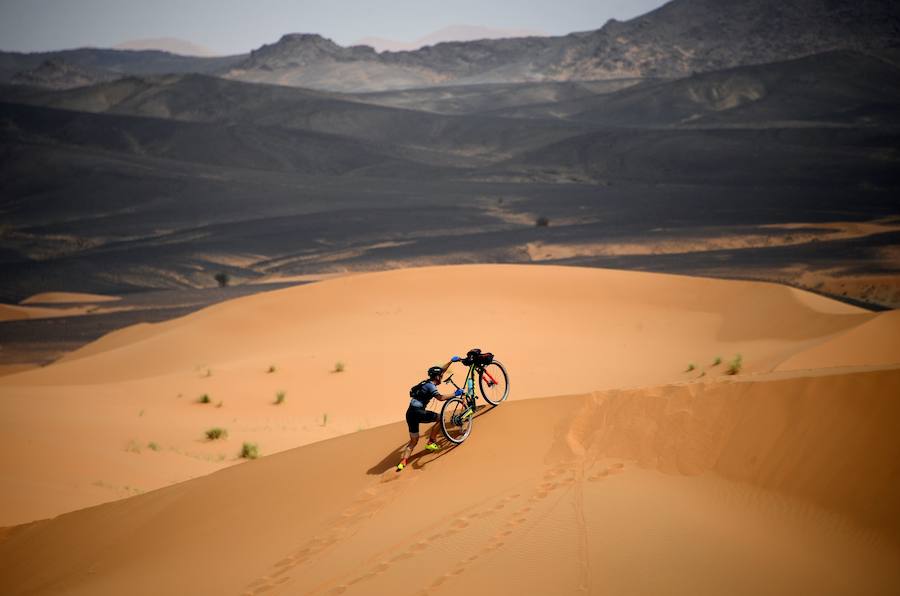 La carrera Garmin Titan Desert desembarca en Errachidia (Marruecos) con récord de 675 participantes que retarán los rigores del desierto en la prueba más prestigiosa del mundo de bicicleta de montaña por etapas del 28 de abril al 3 de mayo.