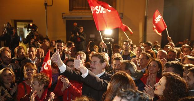 Ximo Puig saluda la noche del domingo tras conocerse los resultados de las autonómicas. 