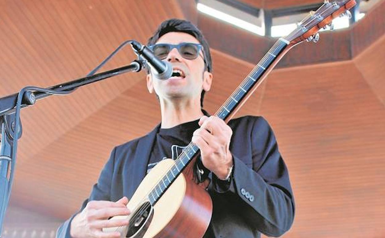 Suso, actuando en un concierto, con las gafas de sol que se han convertido en su seña de identidad.