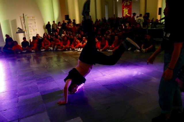 El Centro del Carmen de Valencia ha acogido este 30 de abril la celebración de la Fiesta del Día de la Danza que organiza la Associació de Professionals de la Dansa de la Comunitat Valenciana y que se rinde tributo y culto con la entrega de los galardones por parte de asociación. En el evento han participado Let's grow, Tremor Dance Company, Home Dance Studio, dj Dewis y Enoch Bascuñana 'Inox'.