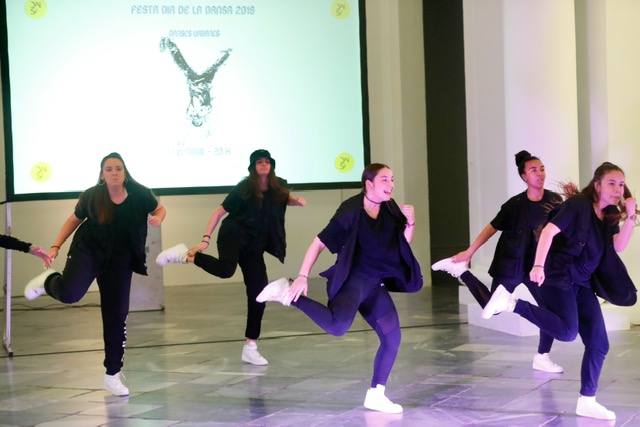 El Centro del Carmen de Valencia ha acogido este 30 de abril la celebración de la Fiesta del Día de la Danza que organiza la Associació de Professionals de la Dansa de la Comunitat Valenciana y que se rinde tributo y culto con la entrega de los galardones por parte de asociación. En el evento han participado Let's grow, Tremor Dance Company, Home Dance Studio, dj Dewis y Enoch Bascuñana 'Inox'.