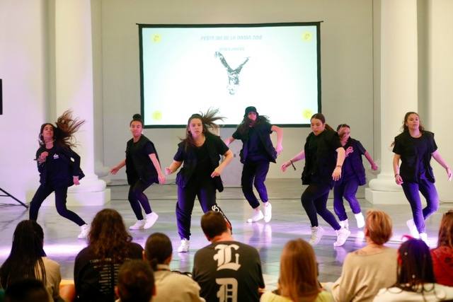 El Centro del Carmen de Valencia ha acogido este 30 de abril la celebración de la Fiesta del Día de la Danza que organiza la Associació de Professionals de la Dansa de la Comunitat Valenciana y que se rinde tributo y culto con la entrega de los galardones por parte de asociación. En el evento han participado Let's grow, Tremor Dance Company, Home Dance Studio, dj Dewis y Enoch Bascuñana 'Inox'.