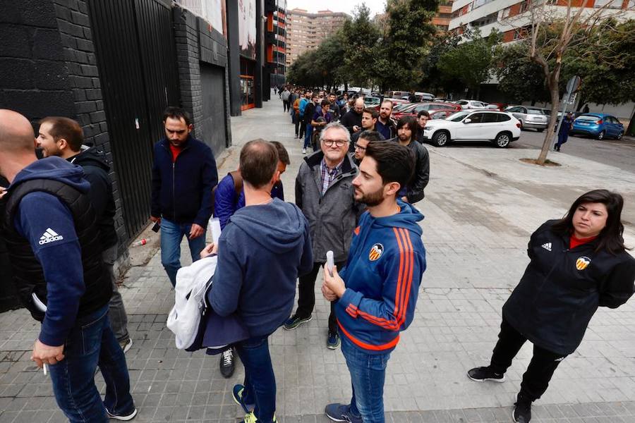Fotos: Largas colas en Mestalla por las entradas de la final de Copa