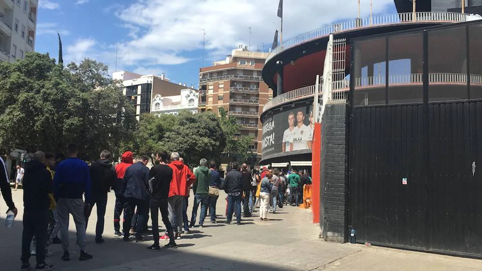 Fotos: Largas colas en Mestalla por las entradas de la final de Copa