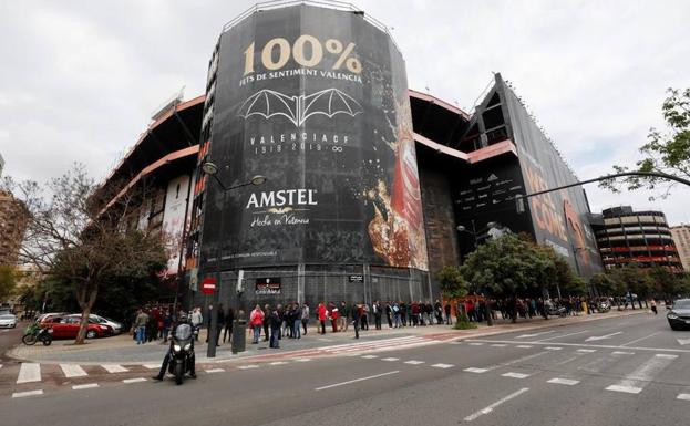 Imagen principal - Los aficionados esperan su turno para hacerse con una entrada de la final.