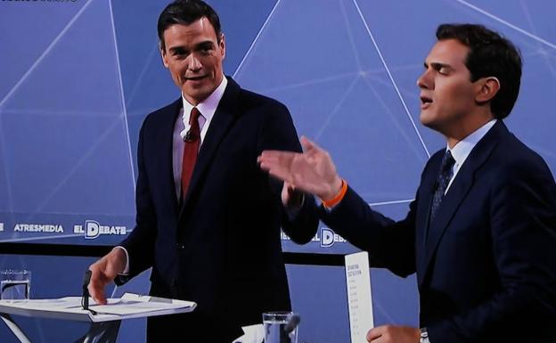 Pedro Sánchez (i) y Albert Rivera. 