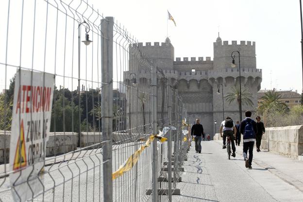 Obras en el puente de Serrano. 