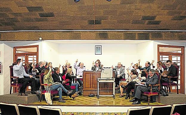 Votación en el pleno de l'Alcúdia.