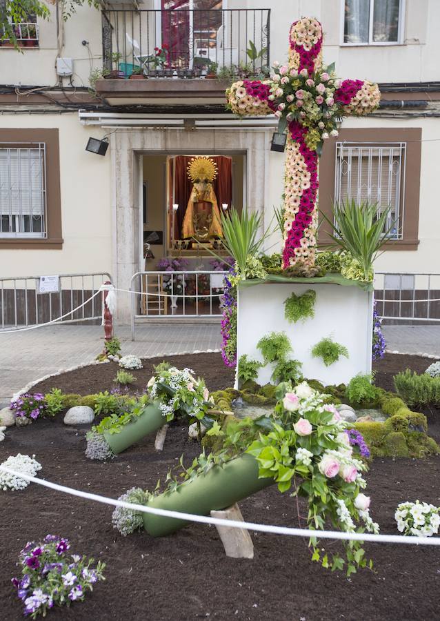  Un total de 49 cruces de mayo elaboradas con flores han sido instaladas en las calles de la ciudad de Valencia, al igual que en otras localidades de la diócesis, en una celebración que tiene su origen en la Edad Media.