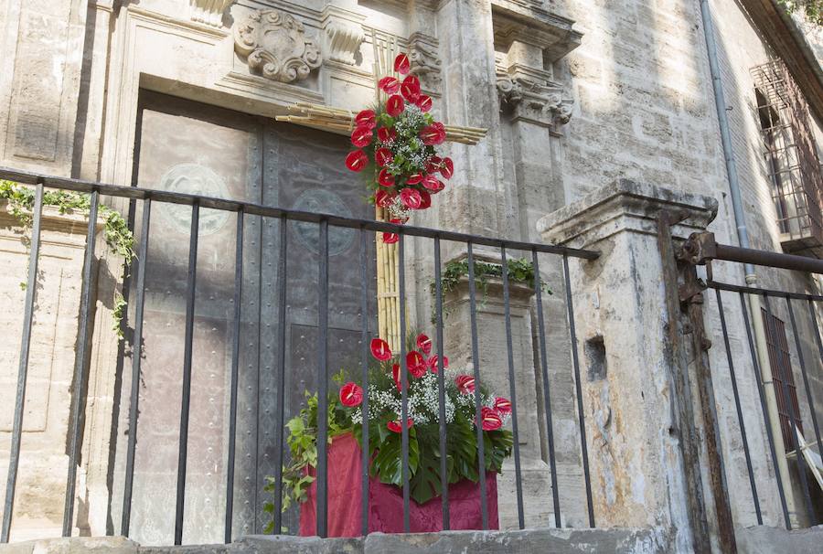  Un total de 49 cruces de mayo elaboradas con flores han sido instaladas en las calles de la ciudad de Valencia, al igual que en otras localidades de la diócesis, en una celebración que tiene su origen en la Edad Media.